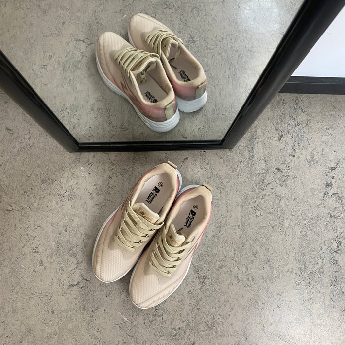 Beige lätta sneakers i mesh med stötdämpande sula