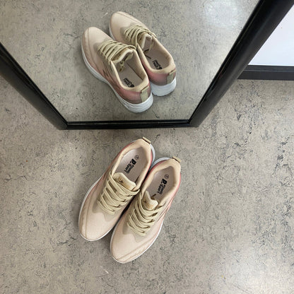 Beige lätta sneakers i mesh med stötdämpande sula