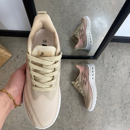 Beige lätta sneakers i mesh med stötdämpande sula
