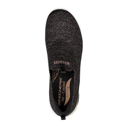 Mörka damskor med färgdetaljer från Skechers