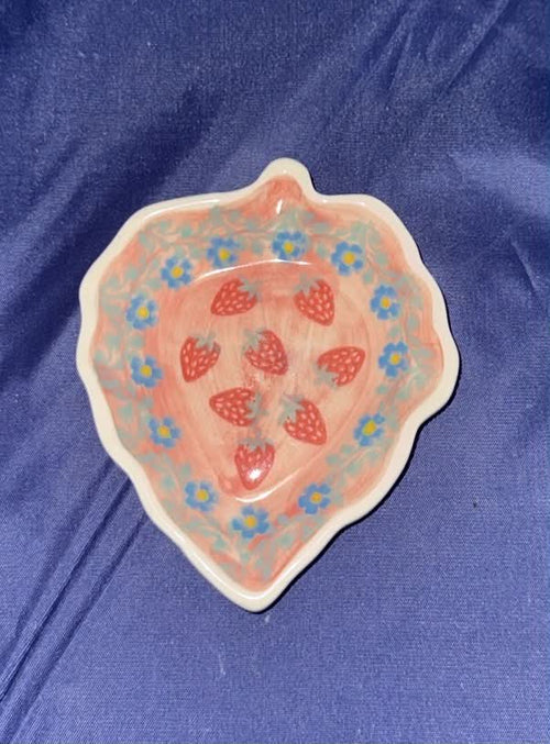 Phoenix Strawberry Leaf Dish - Pattern: Strawberry