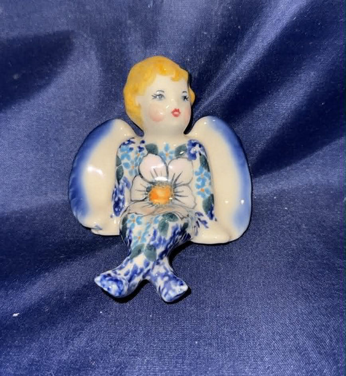 Phoenix White Daisy Sitting Angel with Blonde Hair - Pattern: White Daisy