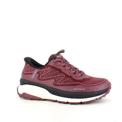 Skechers vattentät slip-in-sko i bordeaux med Memory Foam och god stötdämpning