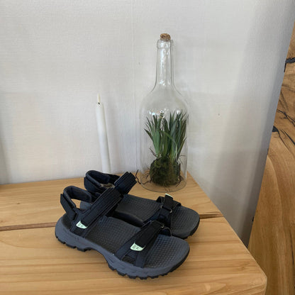 Svart Merrell-sandal med dämpande komfort för aktiv vardag