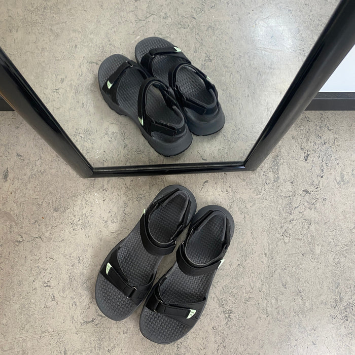 Svart Merrell-sandal med dämpande komfort för aktiv vardag