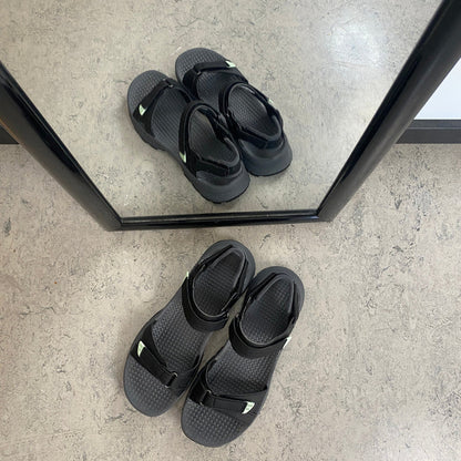 Svart Merrell-sandal med dämpande komfort för aktiv vardag