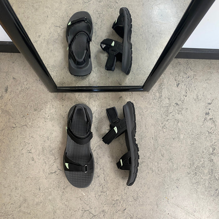 Svart Merrell-sandal med dämpande komfort för aktiv vardag
