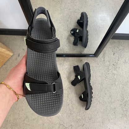 Svart Merrell-sandal med dämpande komfort för aktiv vardag