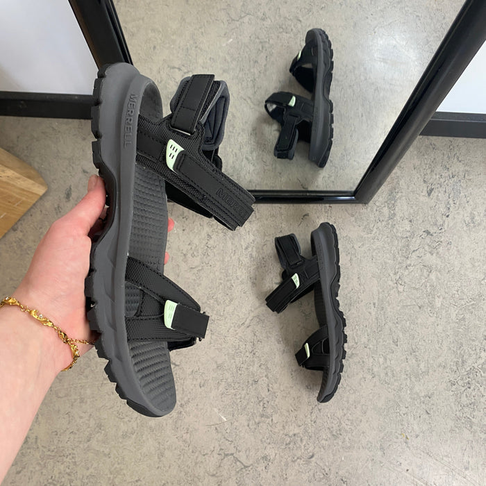 Svart Merrell-sandal med dämpande komfort för aktiv vardag