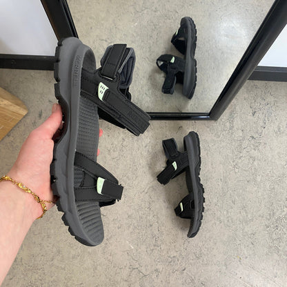 Svart Merrell-sandal med dämpande komfort för aktiv vardag
