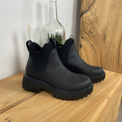 Svart WODEN Isabella Waterproof – stövel i gummi med stötdämpande komfort