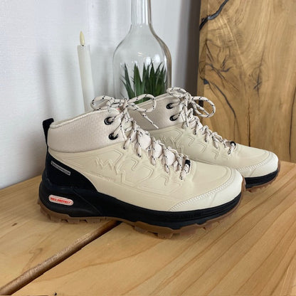 Vattentät vandringskänga från Skechers med extra stöd och komfort i vitt